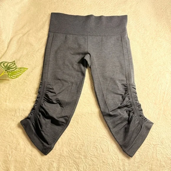 Lululemon Gray Cropped Leggings Size 6 - Picture 3 of 6
